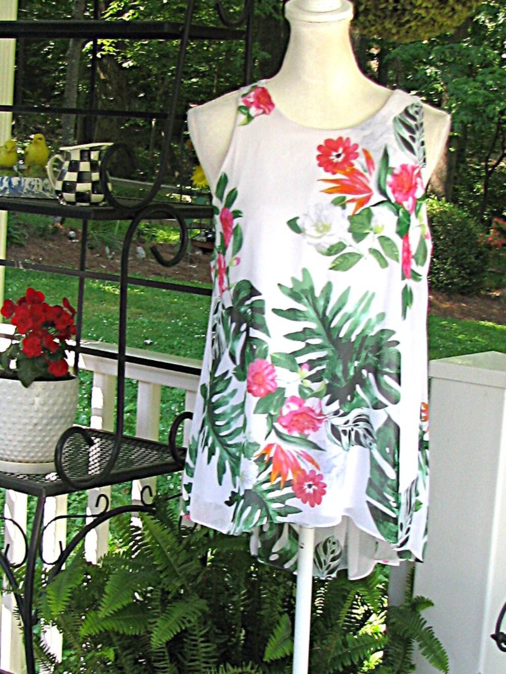 Vince Camuto Havana white floral sleeveless Small top blouse shirt tropical